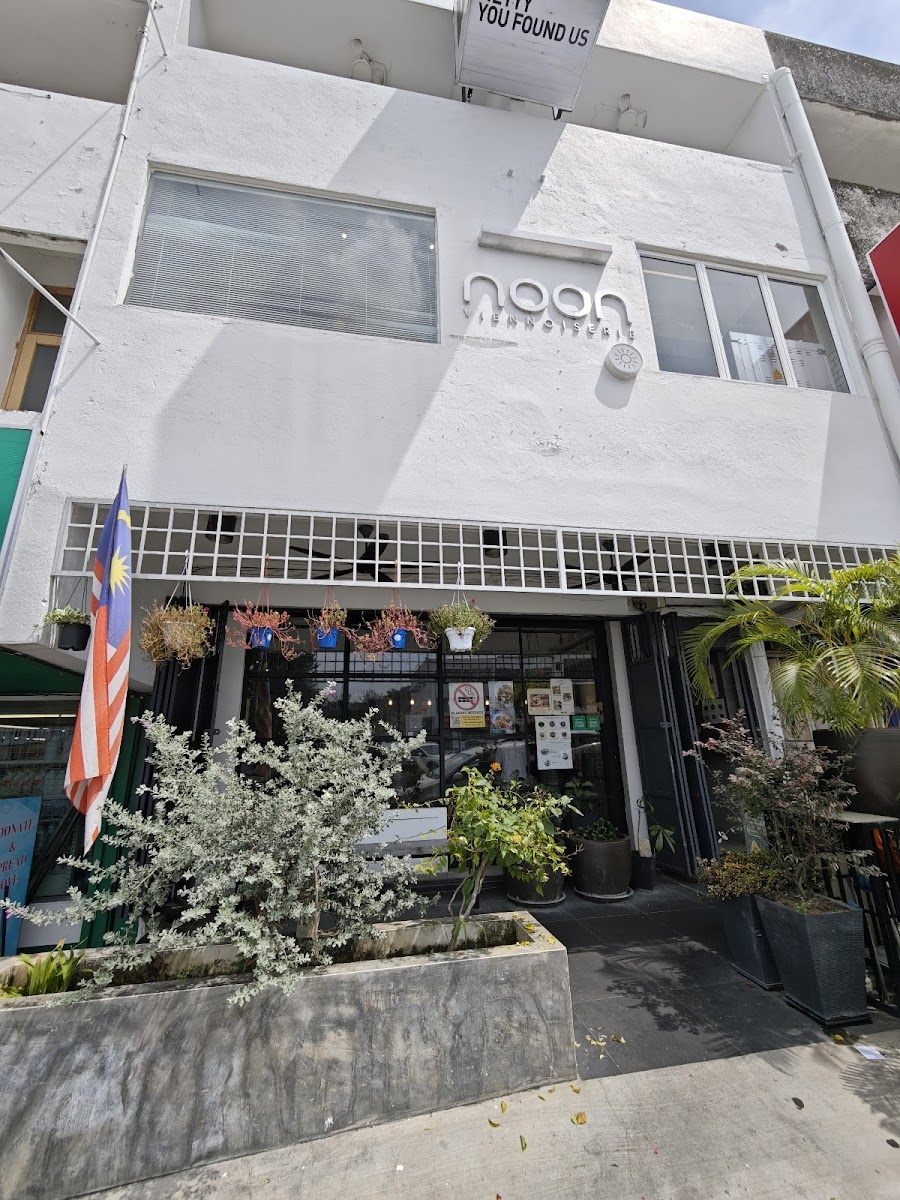 Noon Viennoiserie Cafe